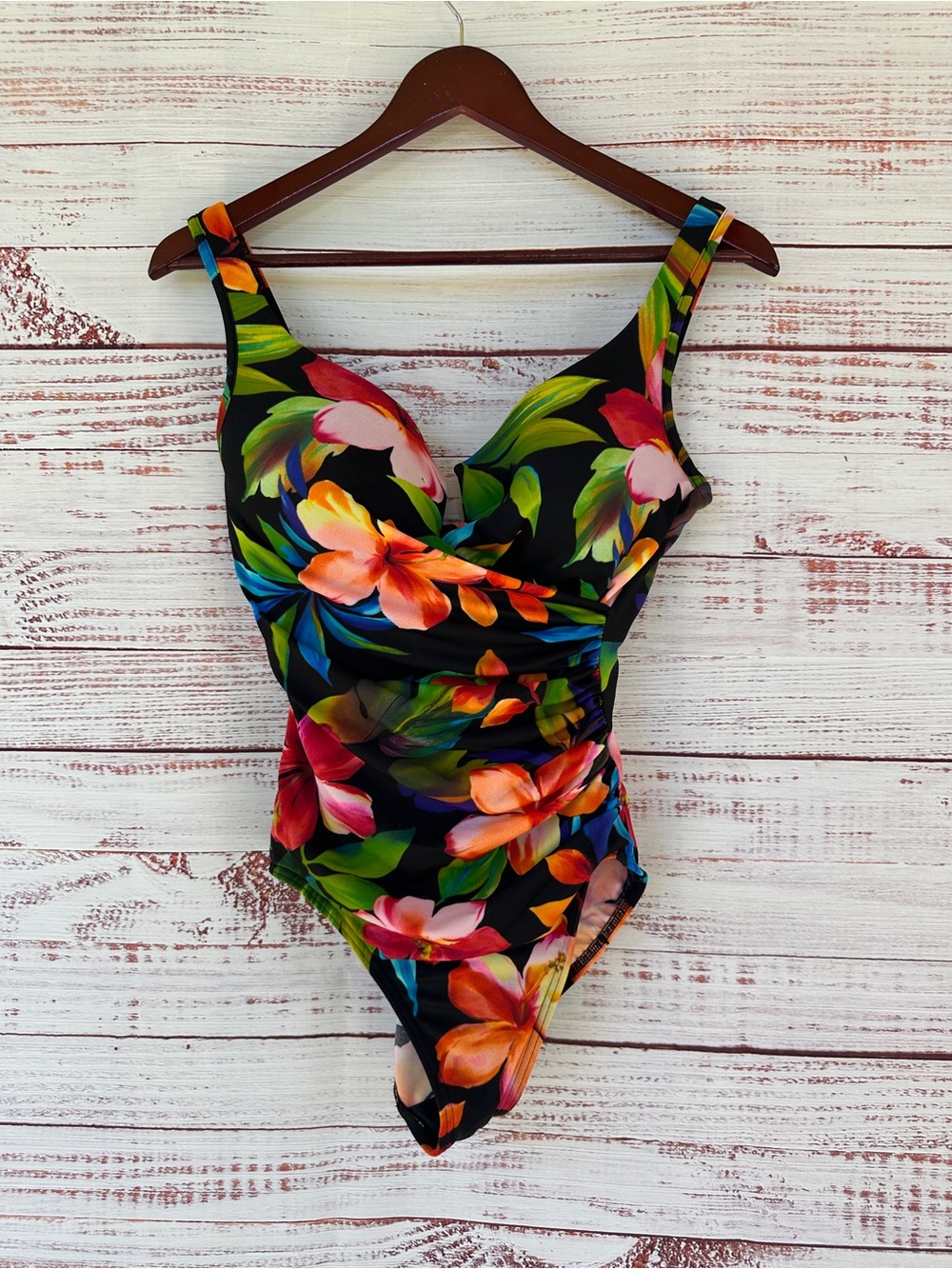 MiracleSuit Escape Tropical Floral
Swimsuit One Piece Slimming Underwire 12 - Picture 2 of 7